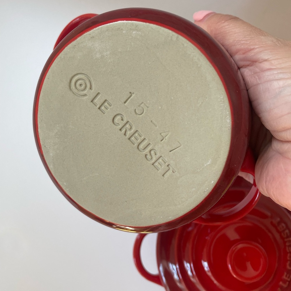 Le Creuset Mini Cocottes Ramekin Stoneware W/Lids 8oz Red Set of 2. Like New - Picture 3 of 3